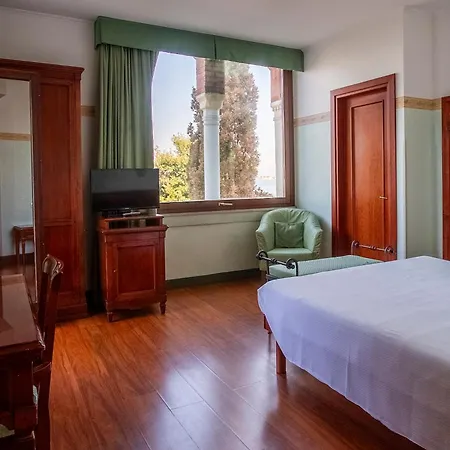 Russo Palace Готель Lido di Venezia